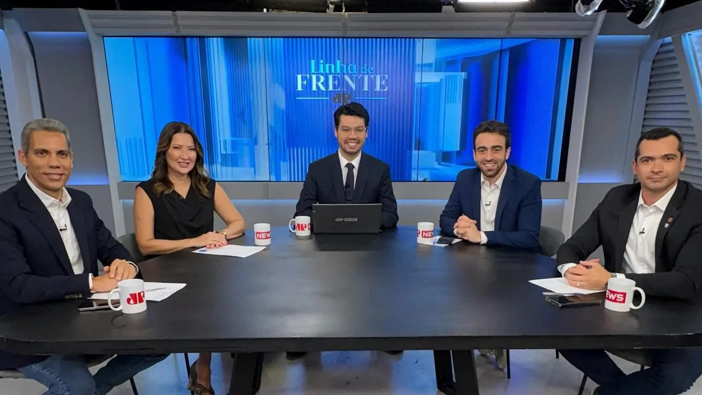 Henrique Krigner à mesa do programa Linha de Frente, da Jovem Pan News, ao lado de outros participantes