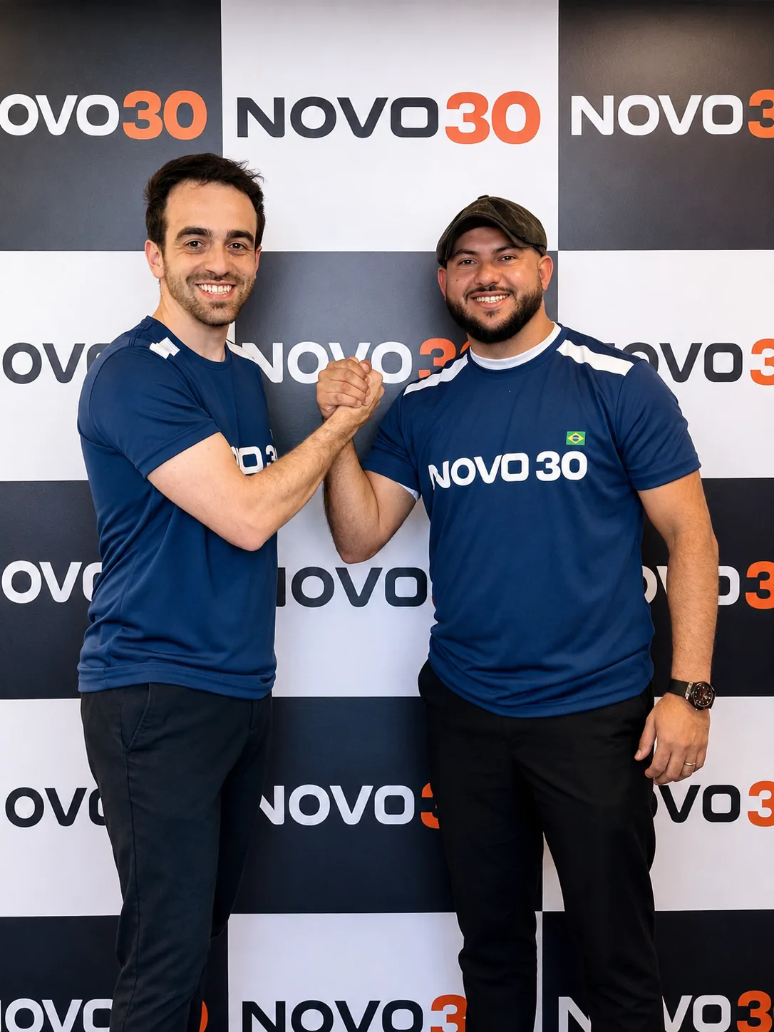 Henrique Krigner cumprimenta um companheiro de partido diante de um painel com a marca NOVO 30