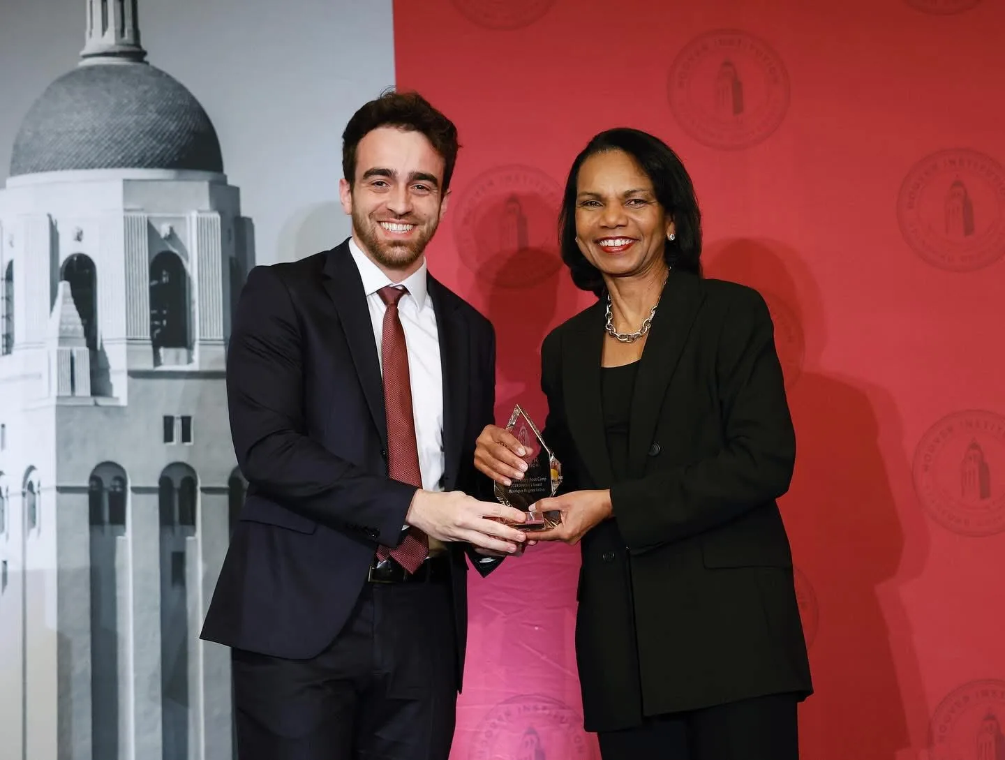 Henrique Krigner recebe o Director's Award do Hoover Institution, em Stanford, das mãos de Condoleezza Rice, em 2023